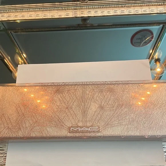 NIB! Mac Cosmetics Snow Ball Mini Lipstick Kit. - Picture 6 of 11